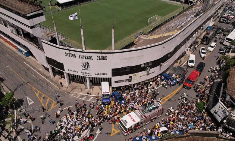 El pueblo despide a su Rey, Pelé; el féretro rumbo al cementerio