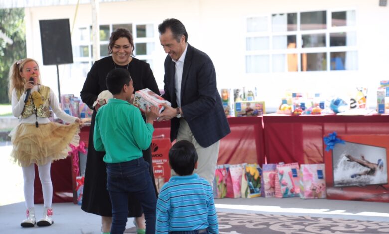 Reyes Magos llevan alegría a niñas y niños en el Conecalli