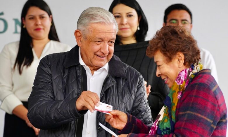 AMLO aumenta pensión para adultos mayores y personas con discapacidad