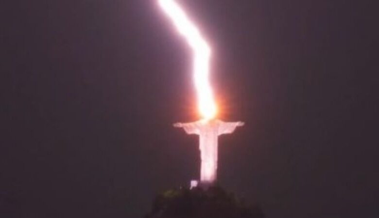 Rayo cae sobre la cabeza del Cristo Redentor en Río de Janeiro; fotógrafo lo hace viral