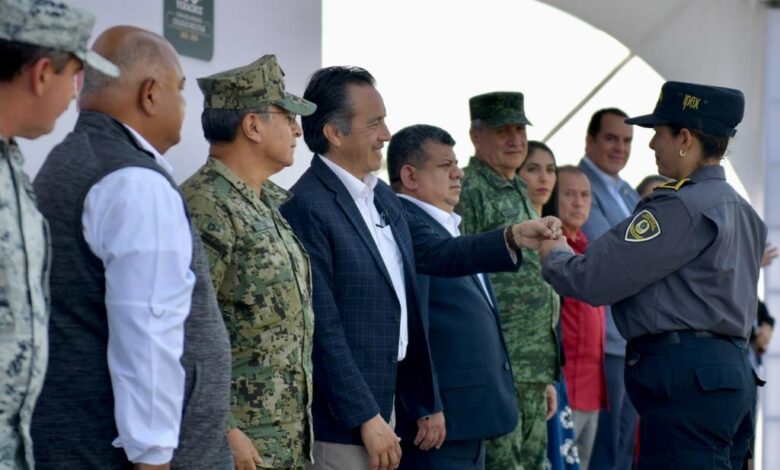 Entrega Gobernador más de 20 mdp en vehículos y armamento al IPAX