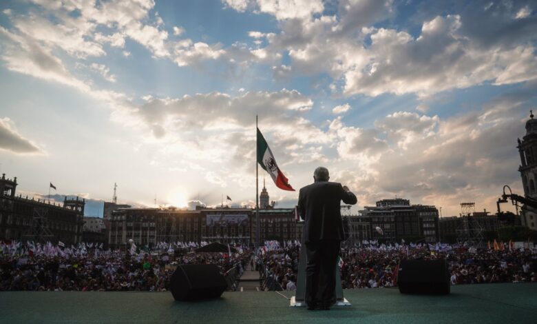 El Presidente llena el Zócalo y manda mensaje: nada de zigzaguear o de medias tintas