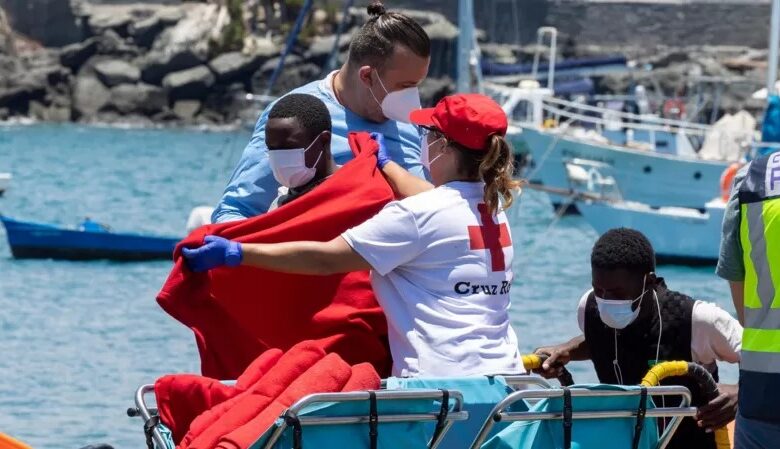 Al menos 30 migrantes pueden haber muerto en el hundimiento de un barco frente a las Islas Canarias