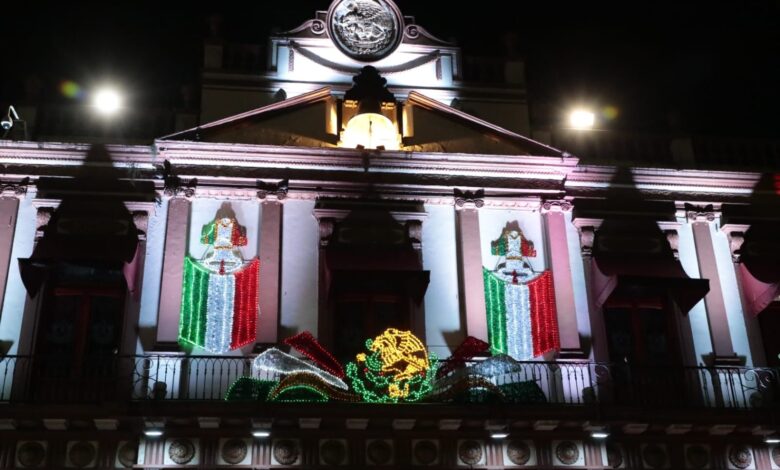 Listos para las Fiestas Patrias, iluminan Palacio de Gobierno