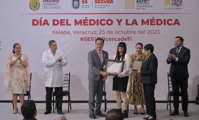 Entrega Gobernador Medalla al Mérito al médico Roberto Peralta Juárez