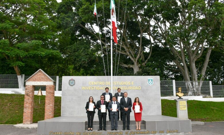 Centro de Estudios de la SSP otorga títulos en maestrías y posgrados; se gradua titular de la dependencia