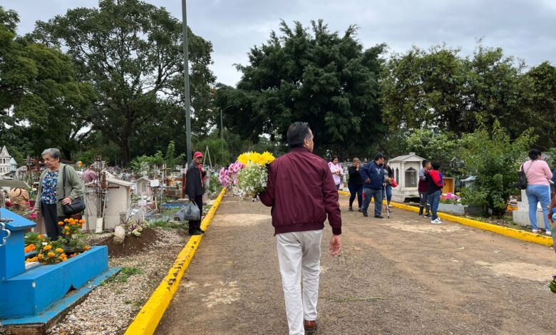 Gobernador Cuitláhuac García visita a su abuelita y tíos en el panteón de Palo Verde