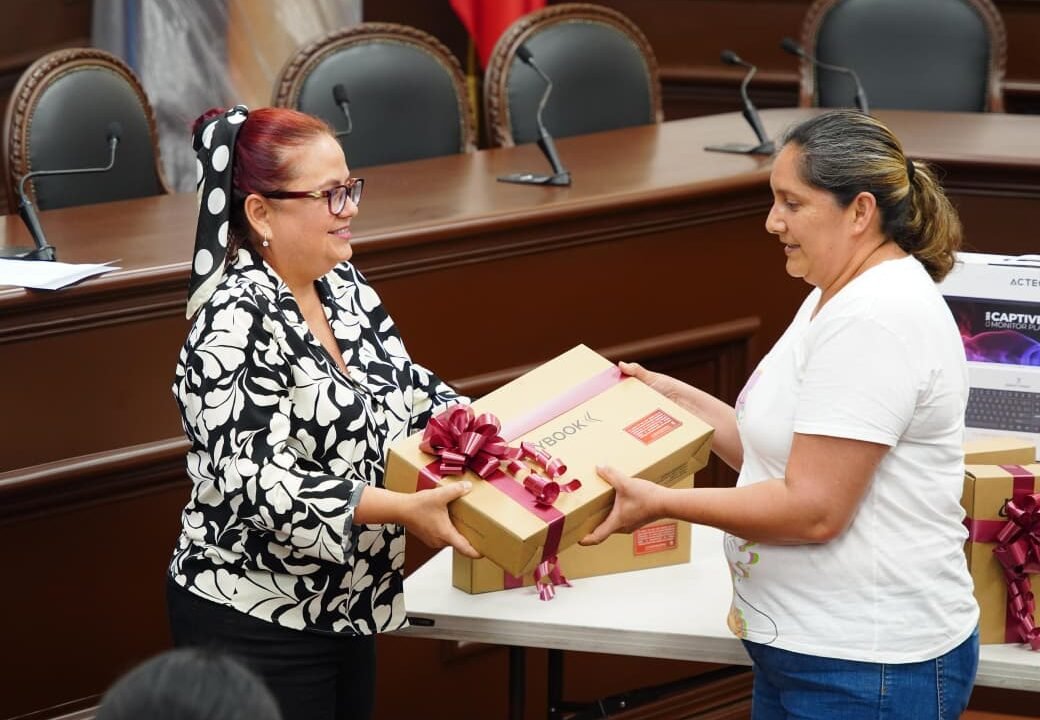 Entrega Daniela Griego equipos de cómputo para fortalecer a centros educativos de Xalapa